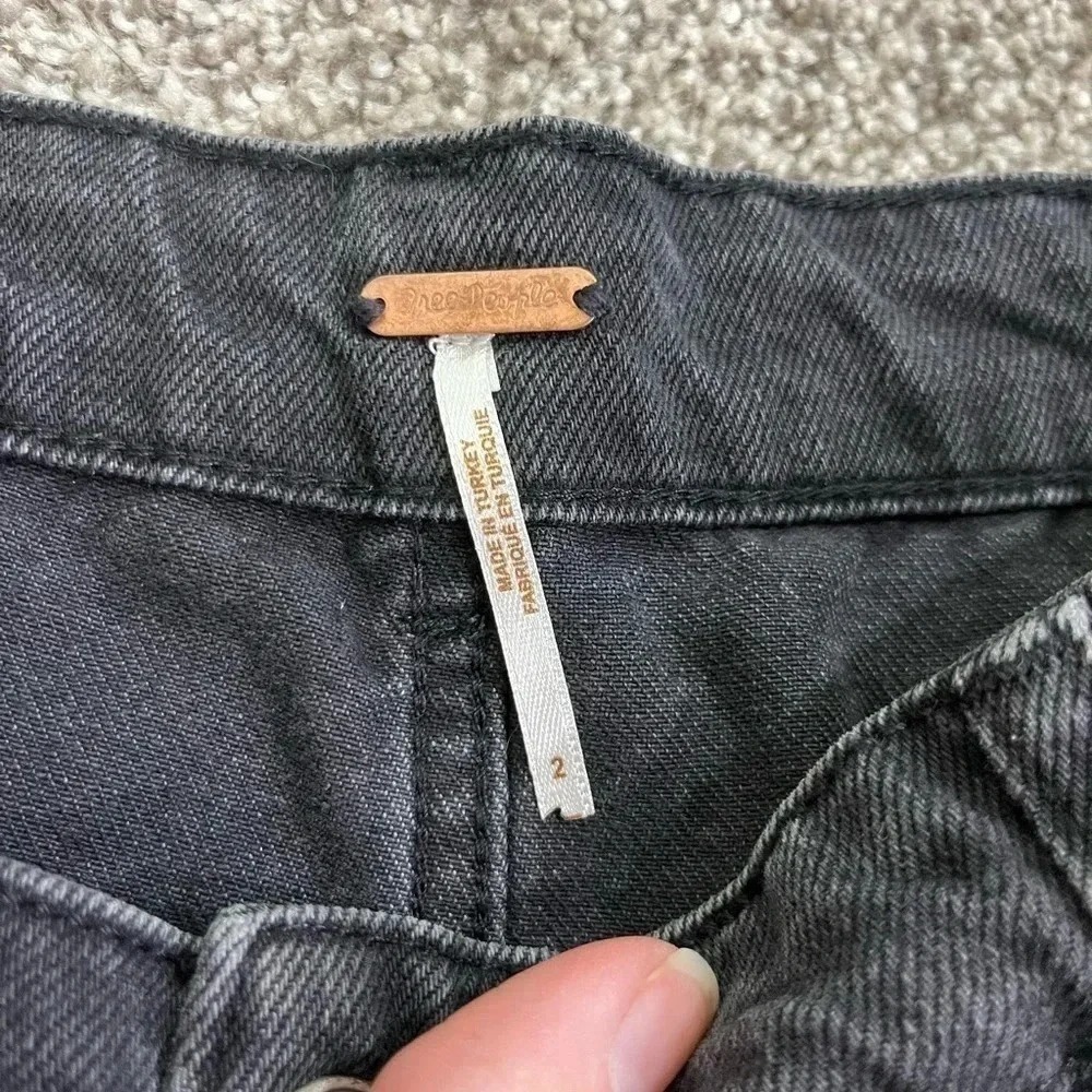 Free People Distressed Black Denim Mini‎ Skirt Button Front Frayed Hem Size 2 - Picture 4 of 6